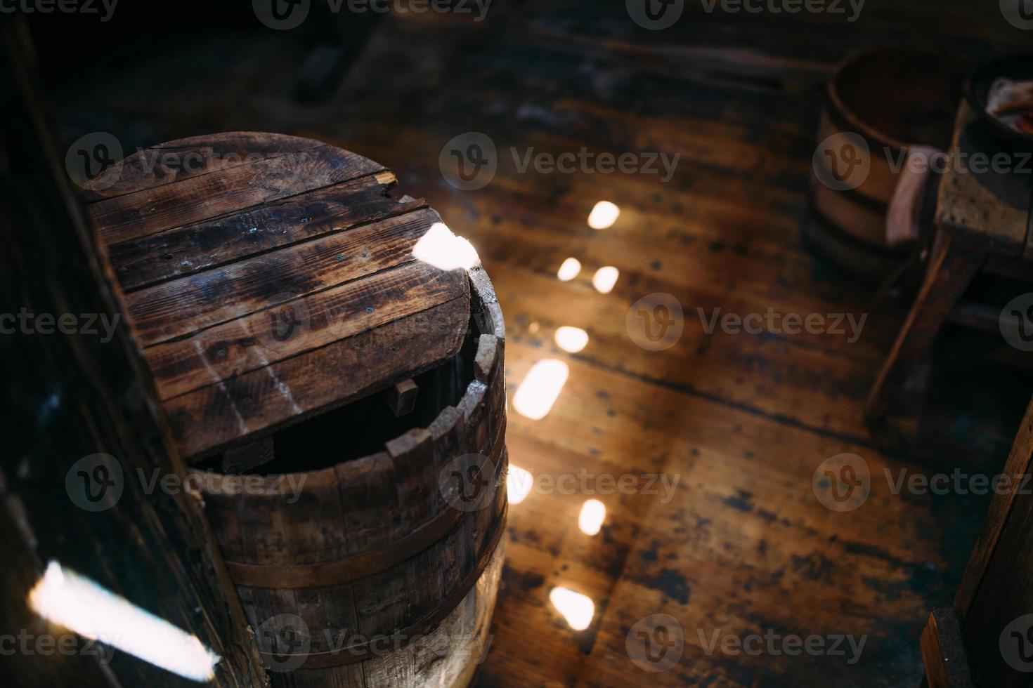 Holzwinde eines Segelschiffs und Seile auf dem Deck eines mittelalterlichen Piratenkriegsschiffs foto