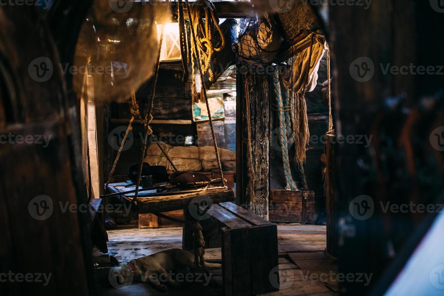 Holzwinde eines Segelschiffs und Seile auf dem Deck eines mittelalterlichen Piratenkriegsschiffs foto