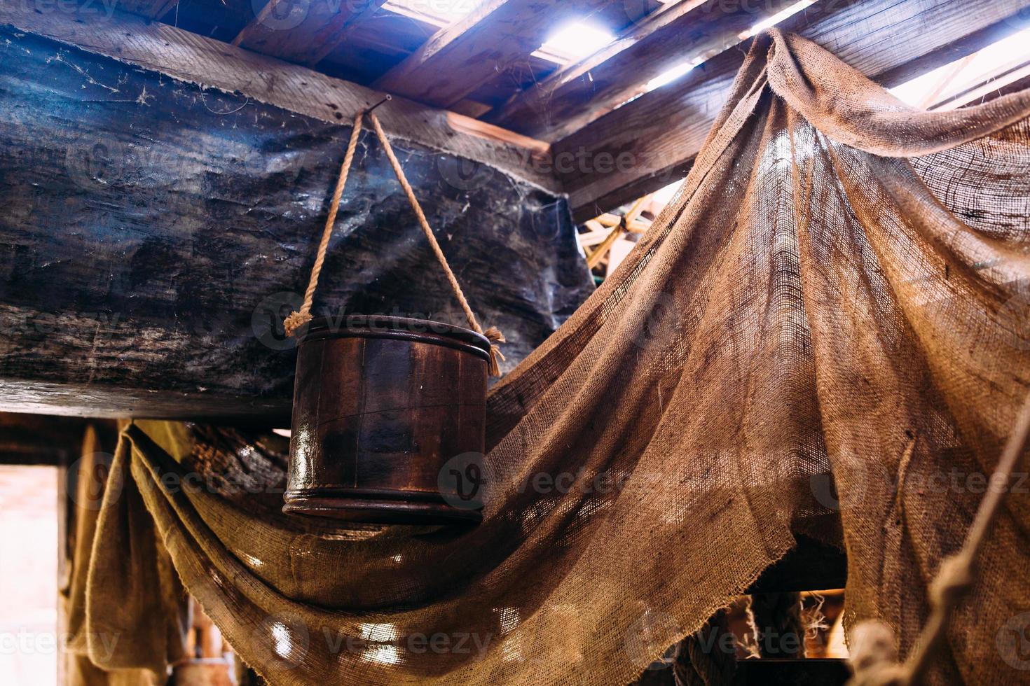 Holzwinde eines Segelschiffs und Seile auf dem Deck eines mittelalterlichen Piratenkriegsschiffs foto