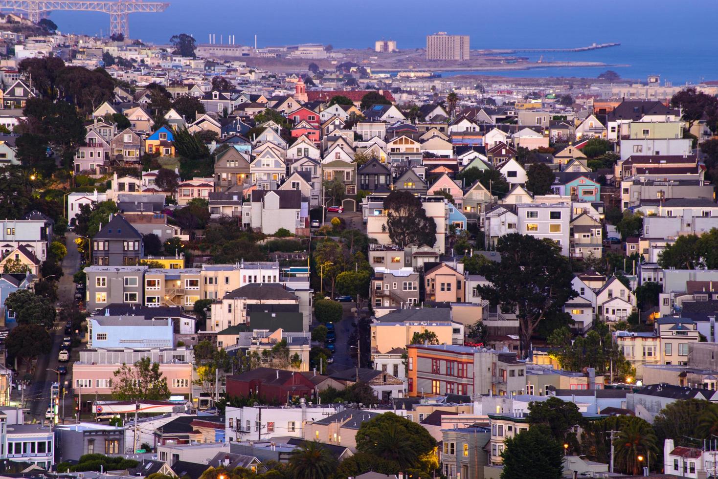 goldene stunde nachbarschaftshügel blick auf häuser in san francisco, spitze dächer - farbenfroh und malerisch mit einigen viktorianischen häusern - ein typischer blick auf san francisco. foto