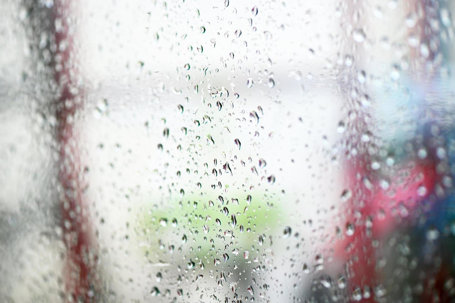 Wassertropfenglashintergrund, Naturwassertropfen nach Regen, Regentropfen auf Glasfenster in der Regenzeit foto