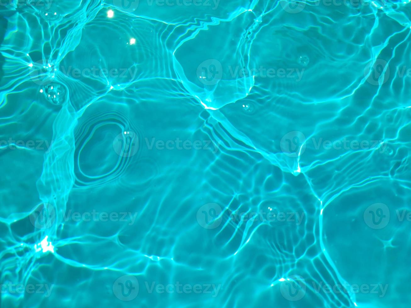 defocus verschwommenes blaues aquarell im schwimmbad gewellter wasserdetailhintergrund. wasserspritzer, wassersprayhintergrund. foto