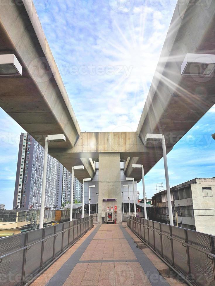 Zufahrt zur BTS-Wong-Sawang-Station am Nachmittag foto