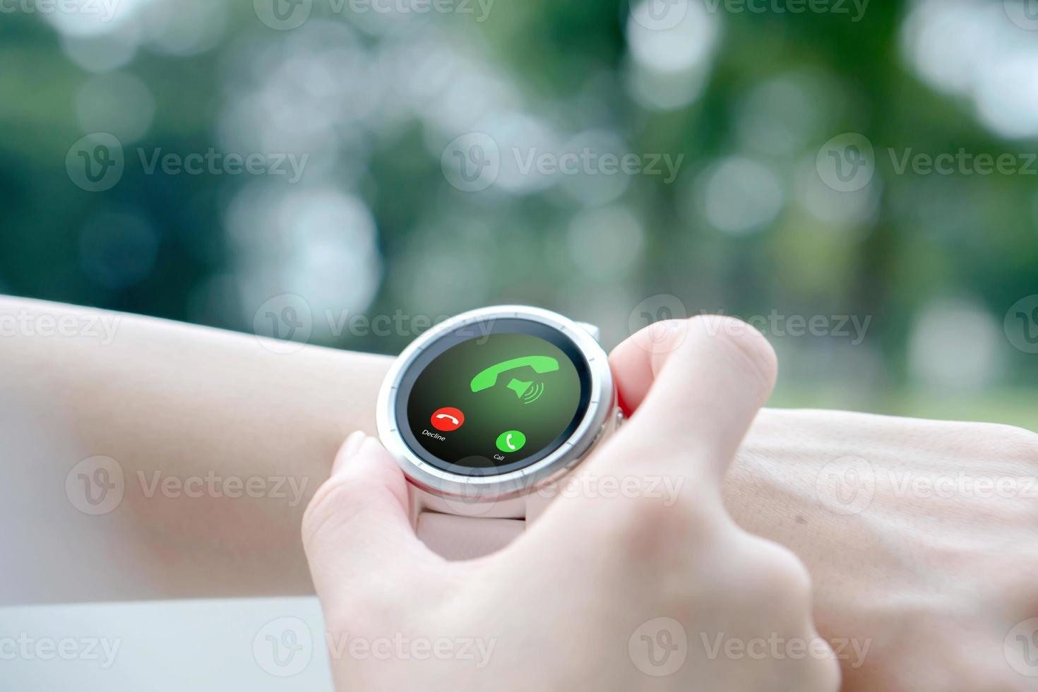 Benachrichtigung über eingehende Anrufe auf Smartwatch, die mit dem Smartphone verbunden ist foto