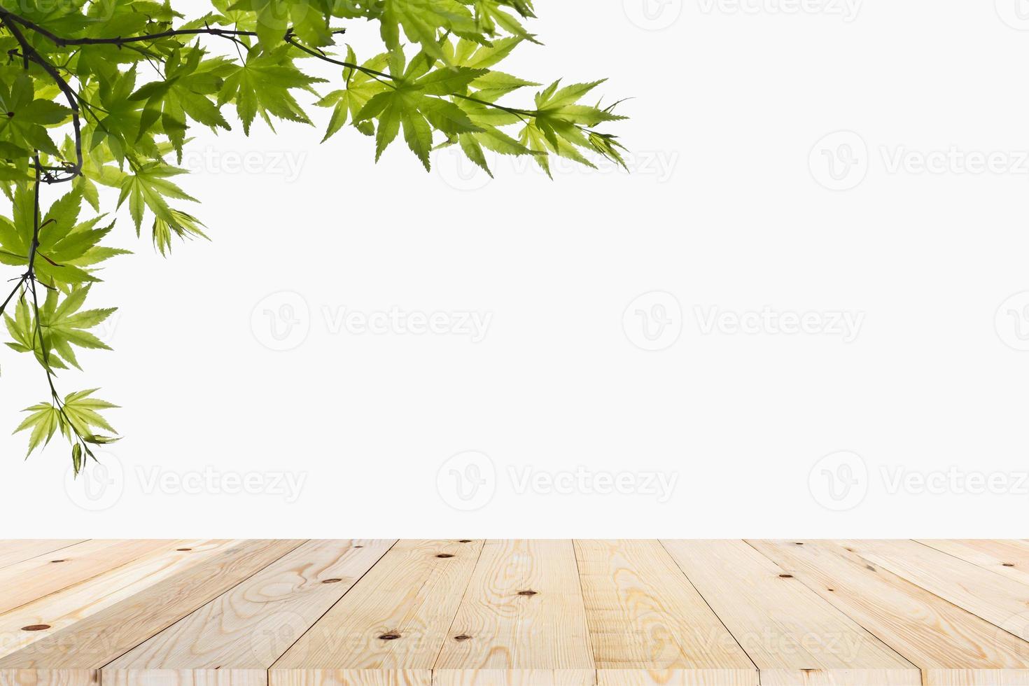 grüne Blätter auf Tischholz foto