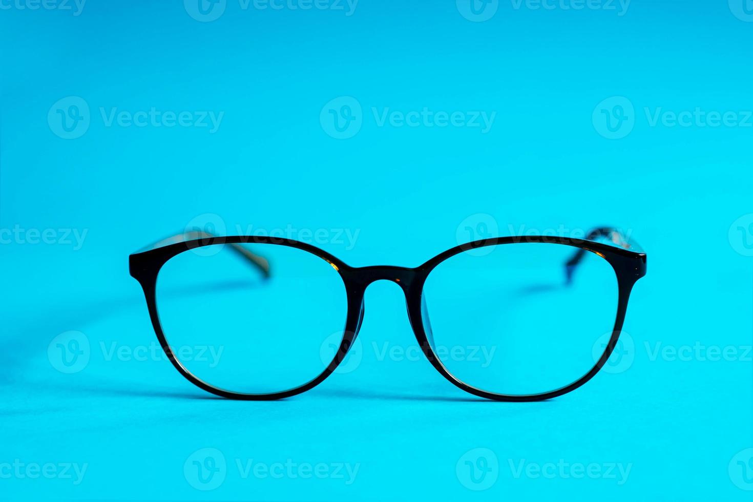 Brille auf blauem Hintergrund foto