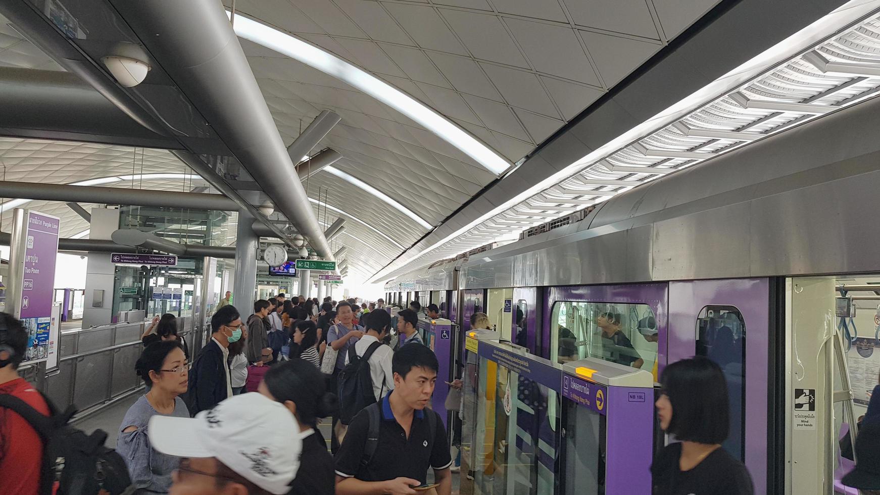 bangkok, thailand - 4. oktober 2019. bts skytrain train fährt in bangkok. viele menschen in bangkok nutzten den skytrain, um zeit zu sparen. foto