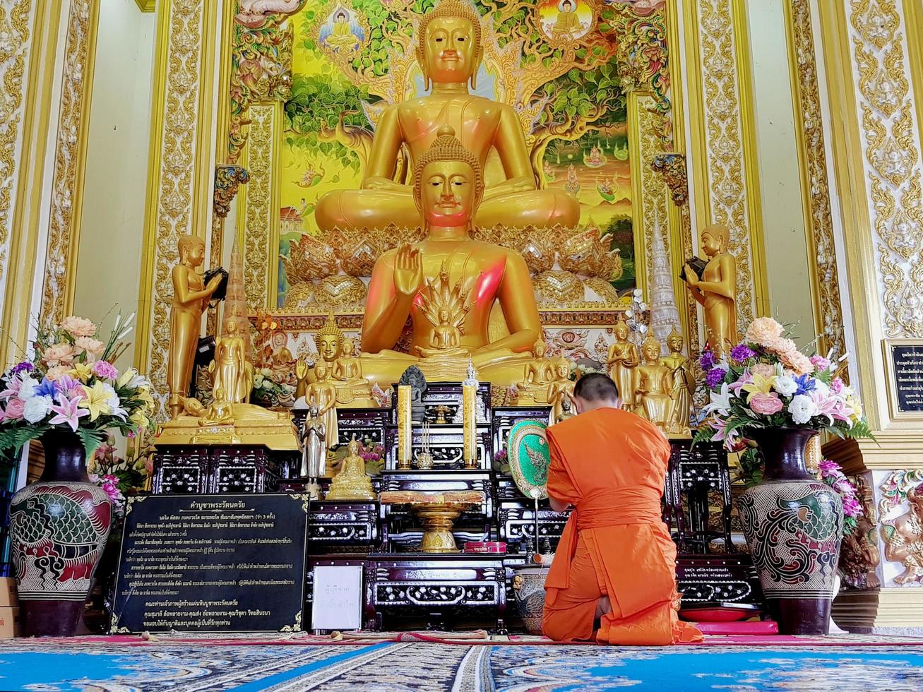 bangkok, thailand - 16. juni 2018. mönche beten im wat thai, thailand foto