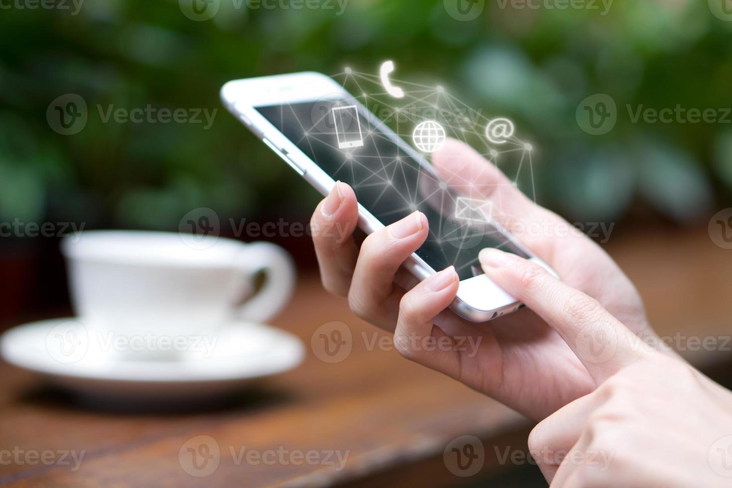 Frauenhand mit Smartphone, kontaktieren Sie uns Verbindungskonzept foto
