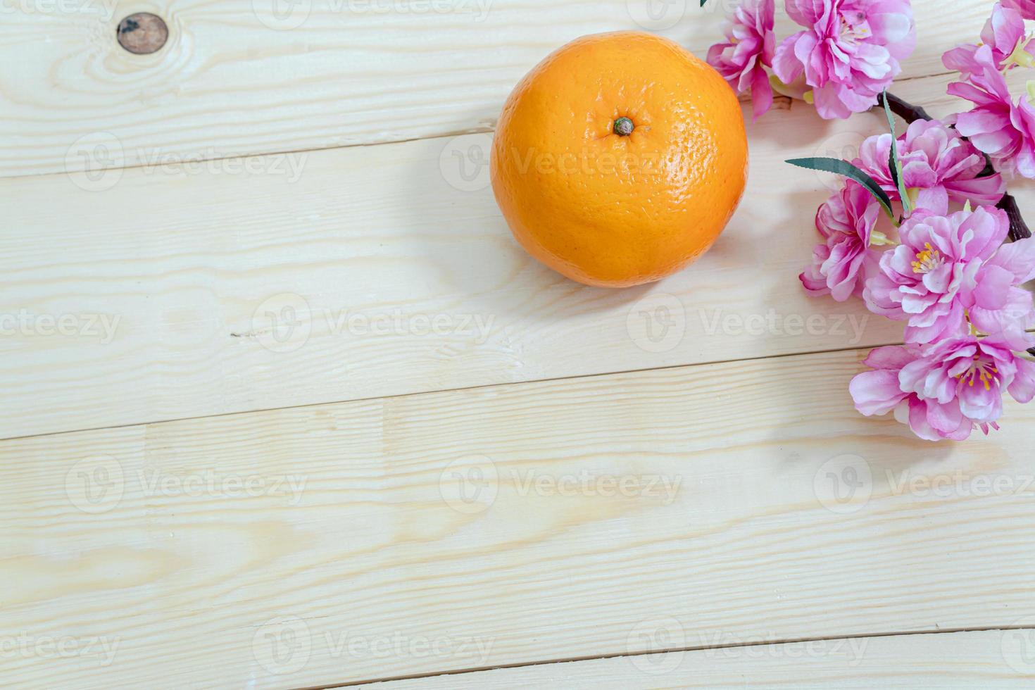 zubehör zum chinesischen neujahr des mondjahres. orange auf dem tischholz. foto