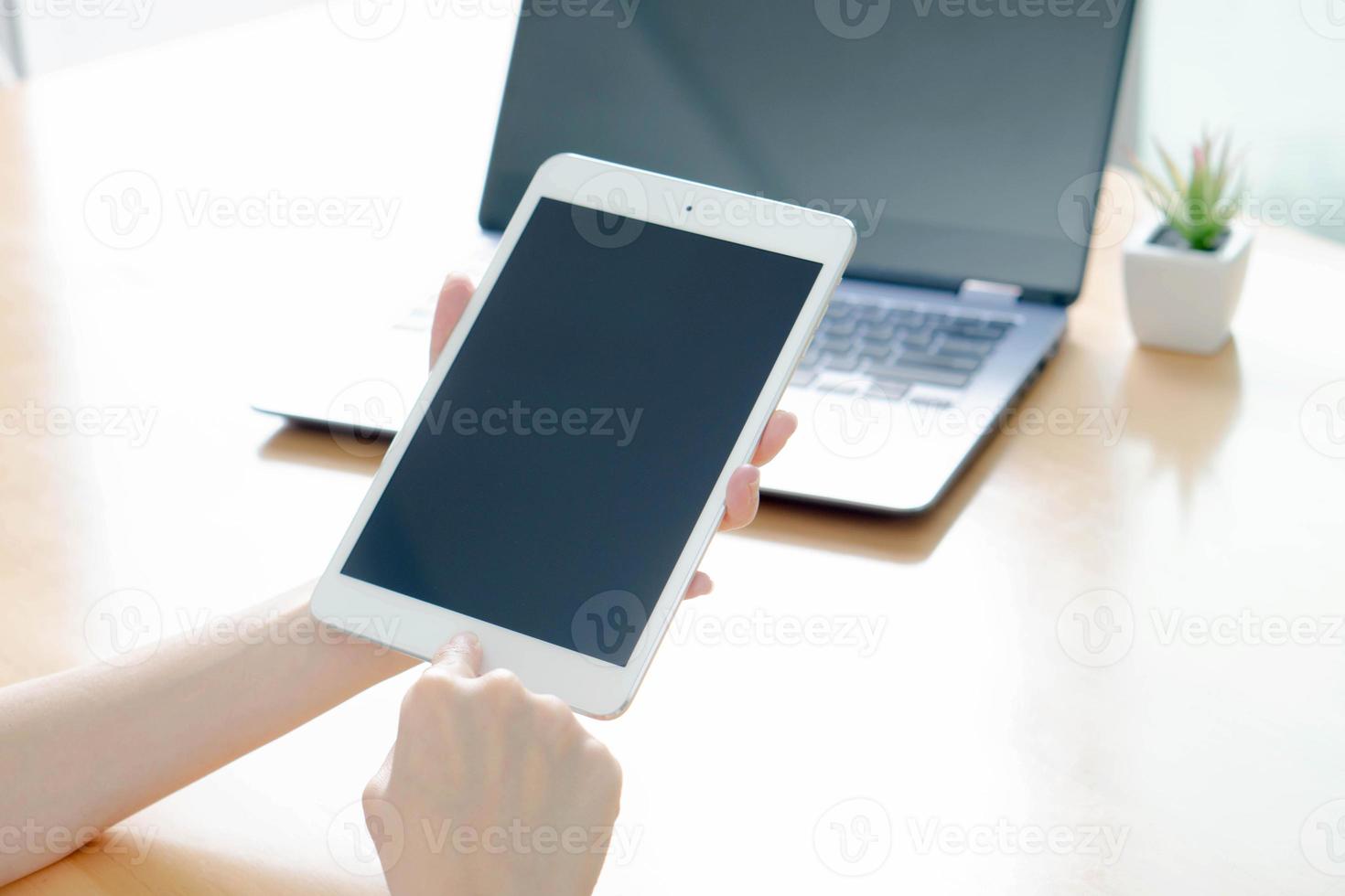 Geschäftsfrau, die Laptop und intelligentes Telefon verwendet stockfoto foto