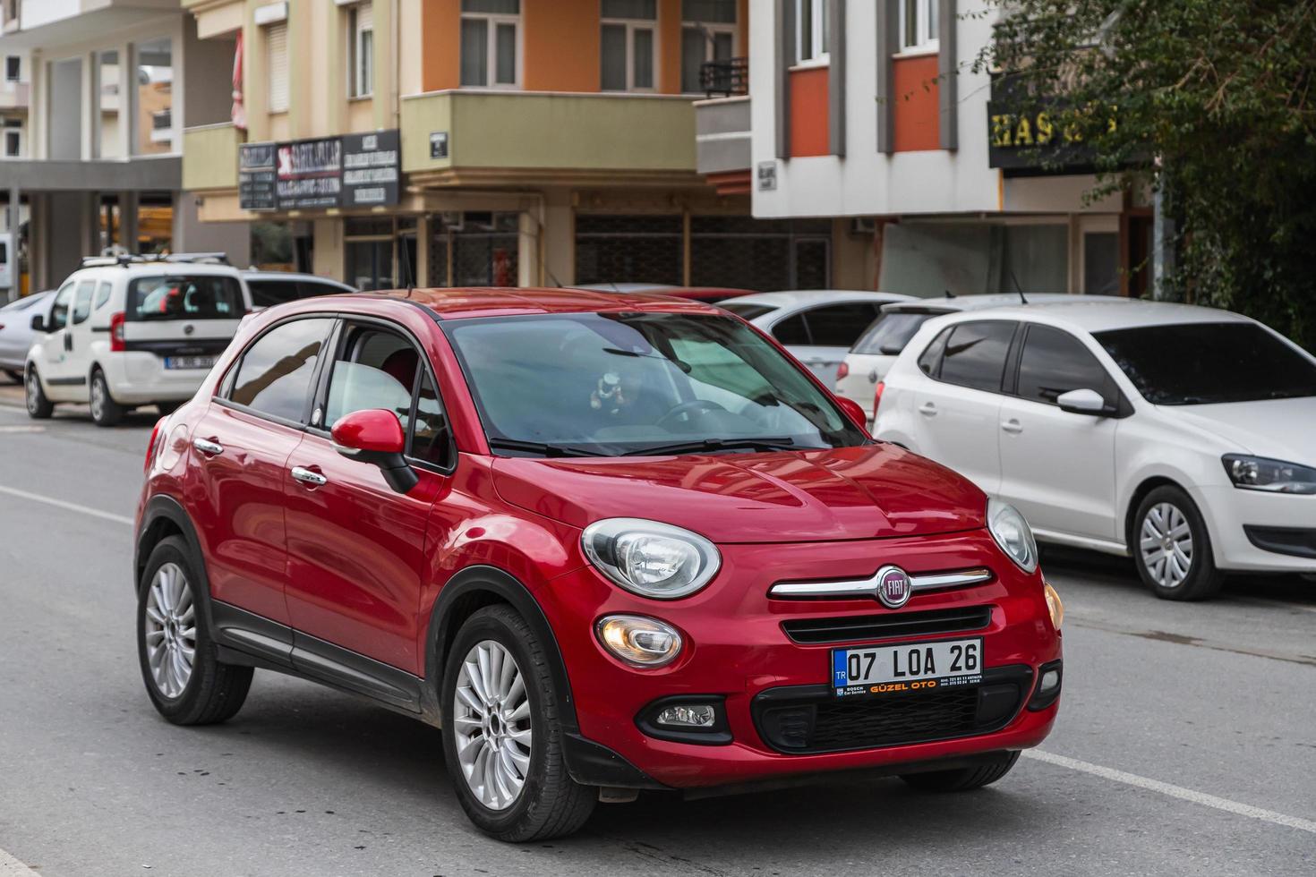 Seitentürkei 20. Februar 2022 roter Fiat 500 an einem warmen Sommertag vor dem Hintergrund des Stadtverkehrs auf der Straße geparkt foto