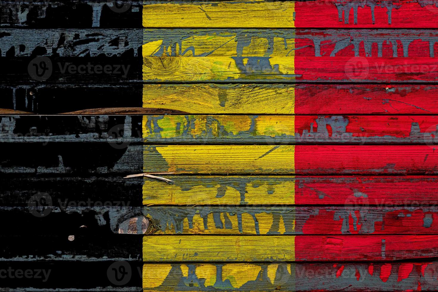 die nationalflagge von belgien ist auf unebenen tafeln gemalt. Ländersymbol. foto