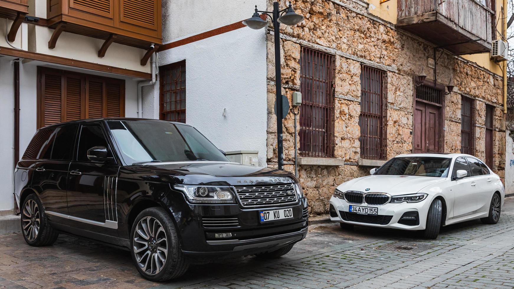 Seitentürkei 20. Februar 2022 schwarzer Land Rover Range Rover und bmw 5er werden an einem warmen Tag auf der Straße geparkt foto