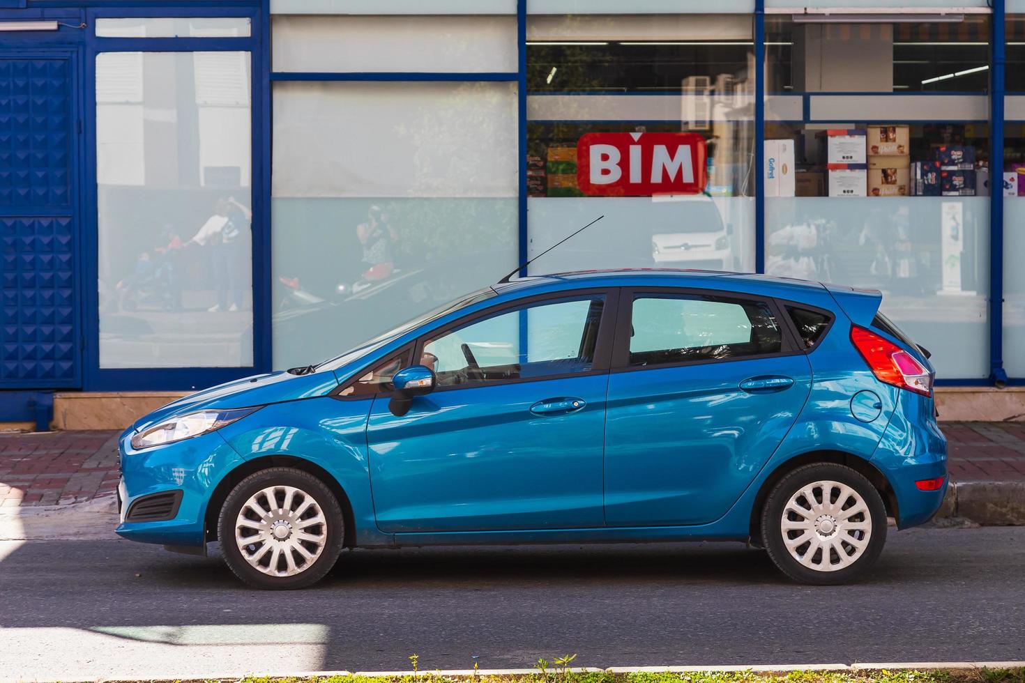 Side Turkey 20. Februar 2022 Blue Ford Fiesta wird an einem warmen Tag auf der Straße vor dem Hintergrund eines Gebäudes, Parks, Zauns, Geschäften geparkt foto