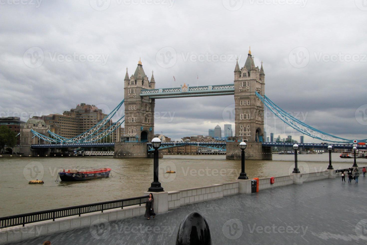 Blick auf die Tower Bridge in London foto