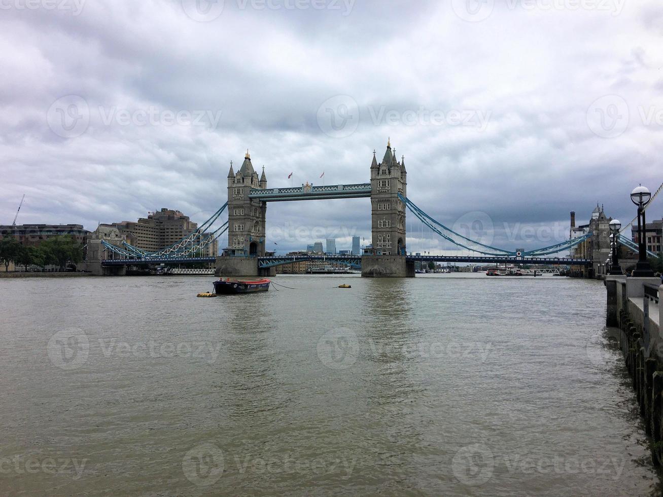 Blick auf die Tower Bridge in London foto