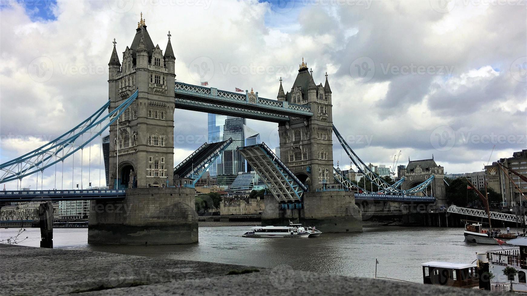 ein blick auf die tower bridge in london mit zugbrückenöffnung foto