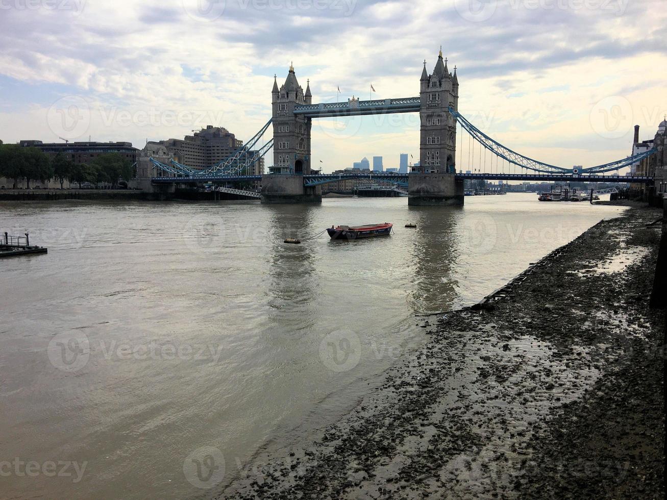 Blick auf die Tower Bridge in London foto