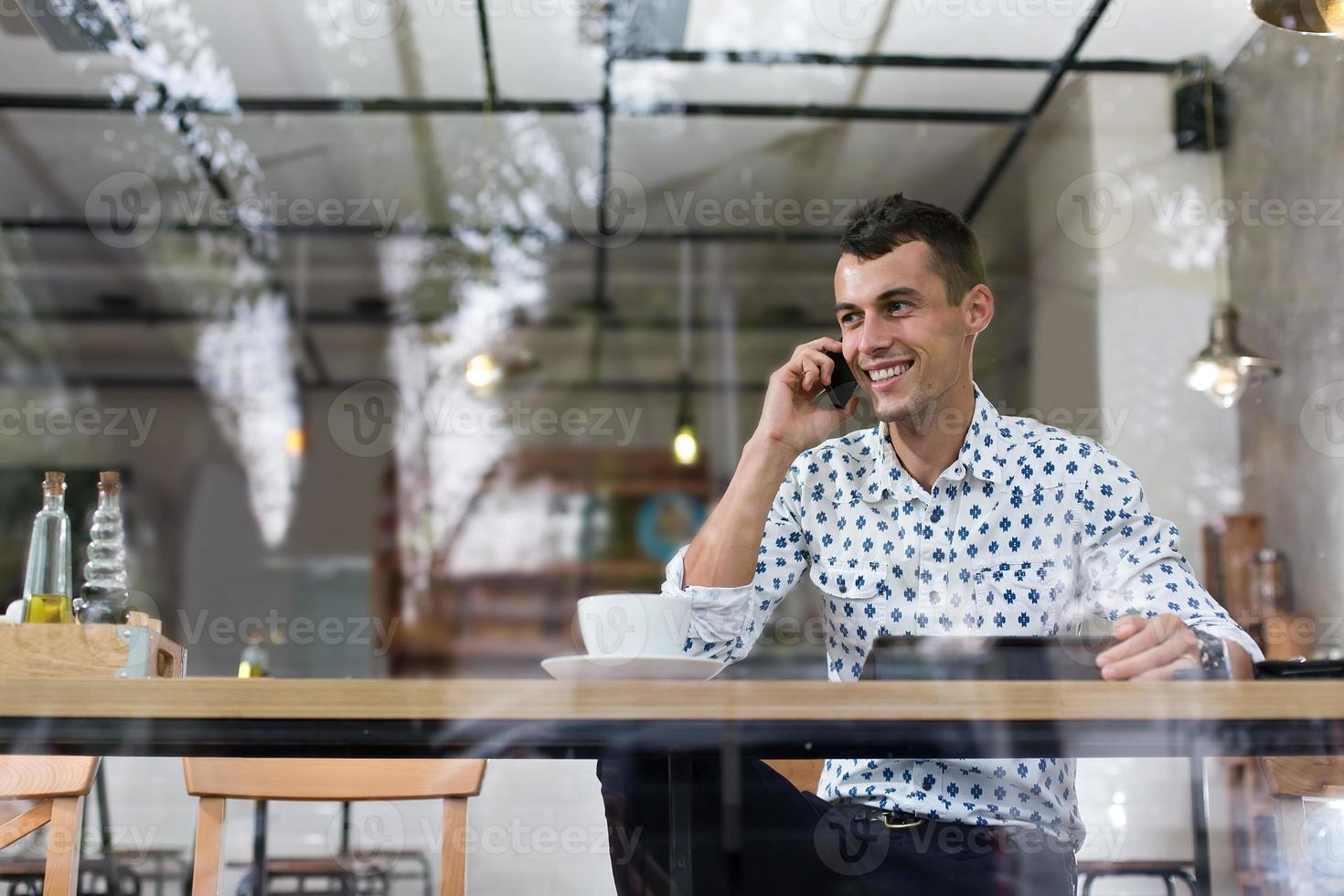 Geschäftsmann in einem Café am Telefon sprechen foto