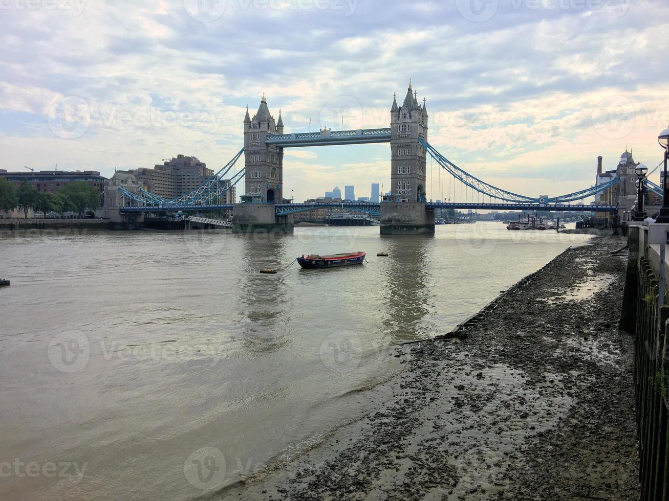 Blick auf die Tower Bridge in London foto