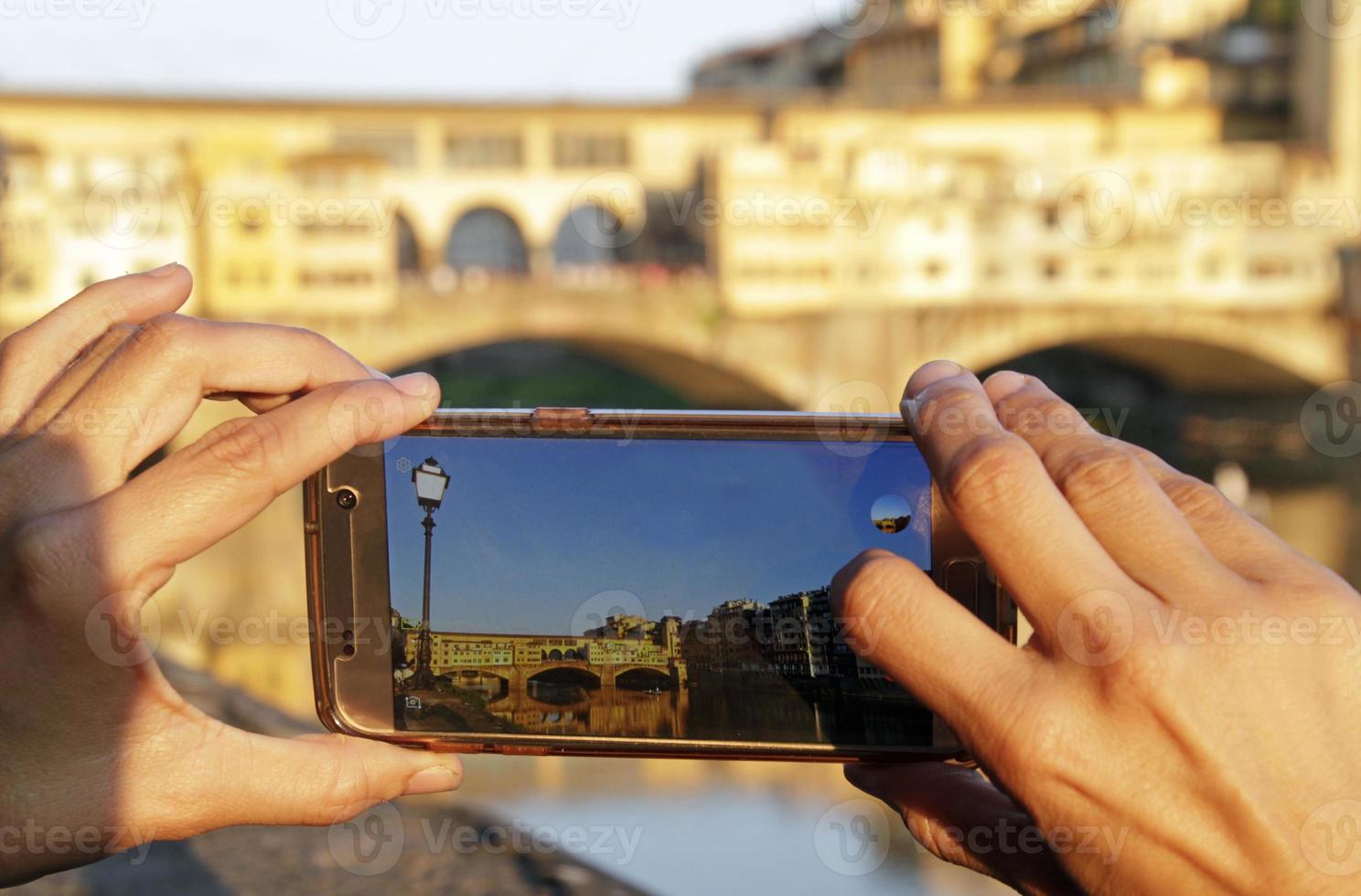 frau, die ein smartphone-foto in florenz, italien macht foto