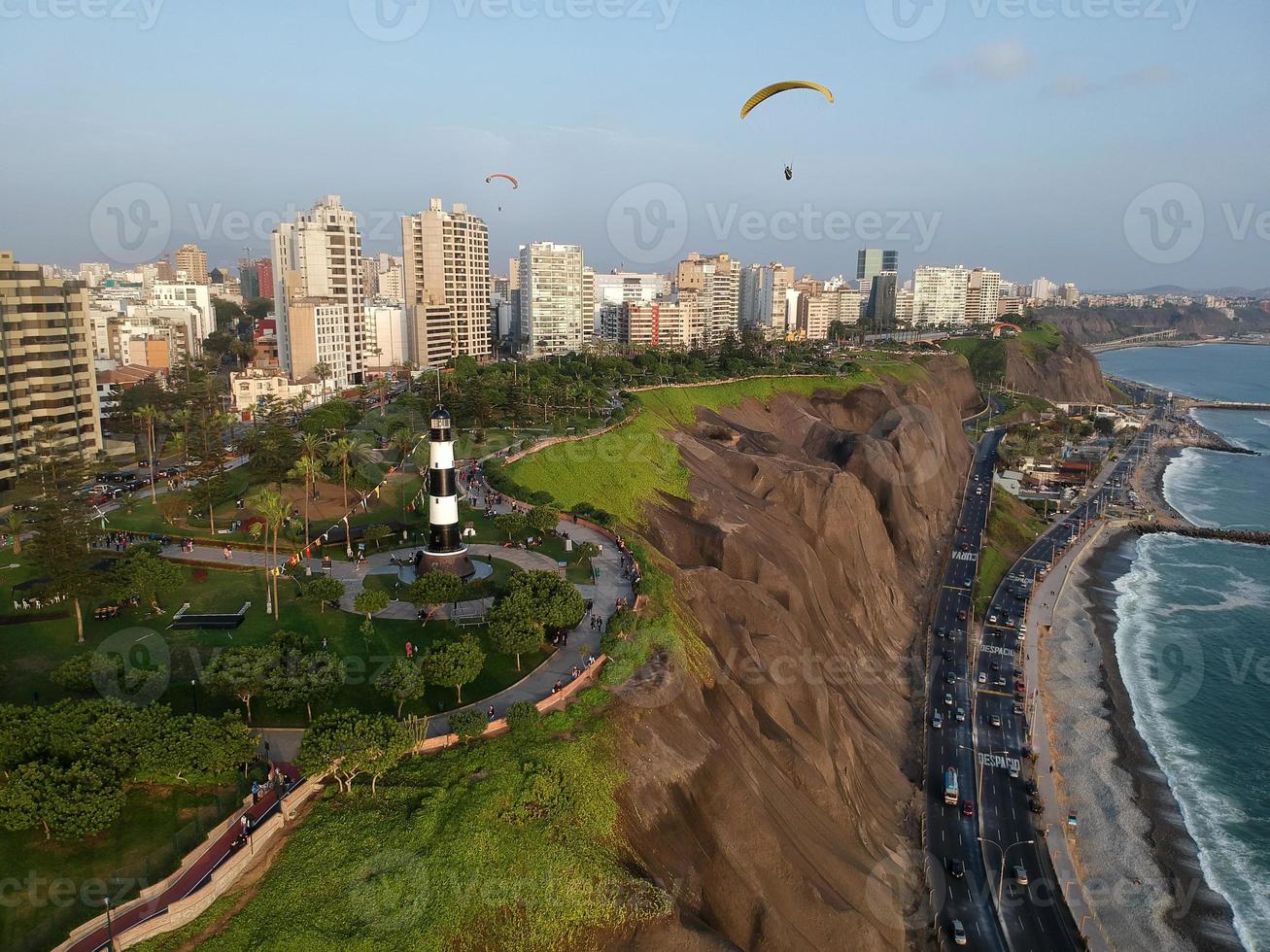 Leuchtturm am Ufer des Pazifischen Ozeans im Stadtteil Miraflores von Lima, Peru. foto