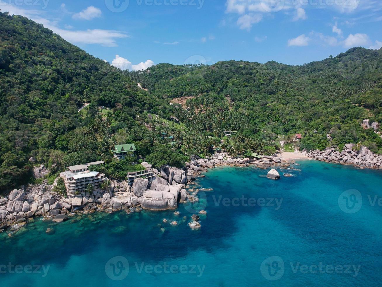 Luftaufnahme der Hing-Wong-Bucht auf der Insel Koh Tao, Thailand foto