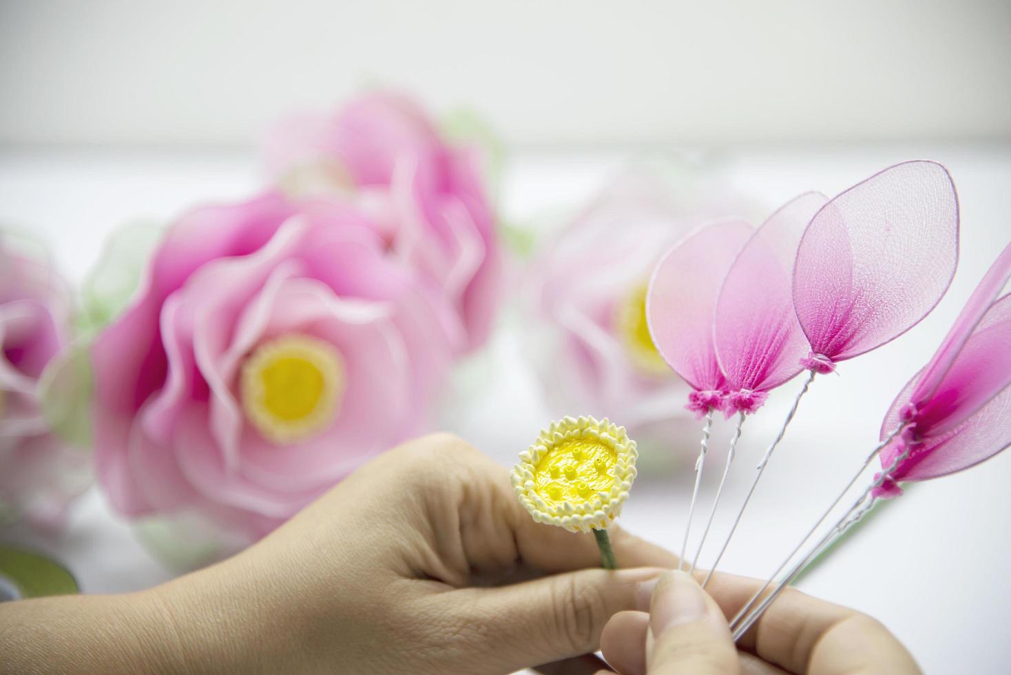 frau, die schöne nylonblume macht - leute mit diy handgemachtem blumenkonzept foto