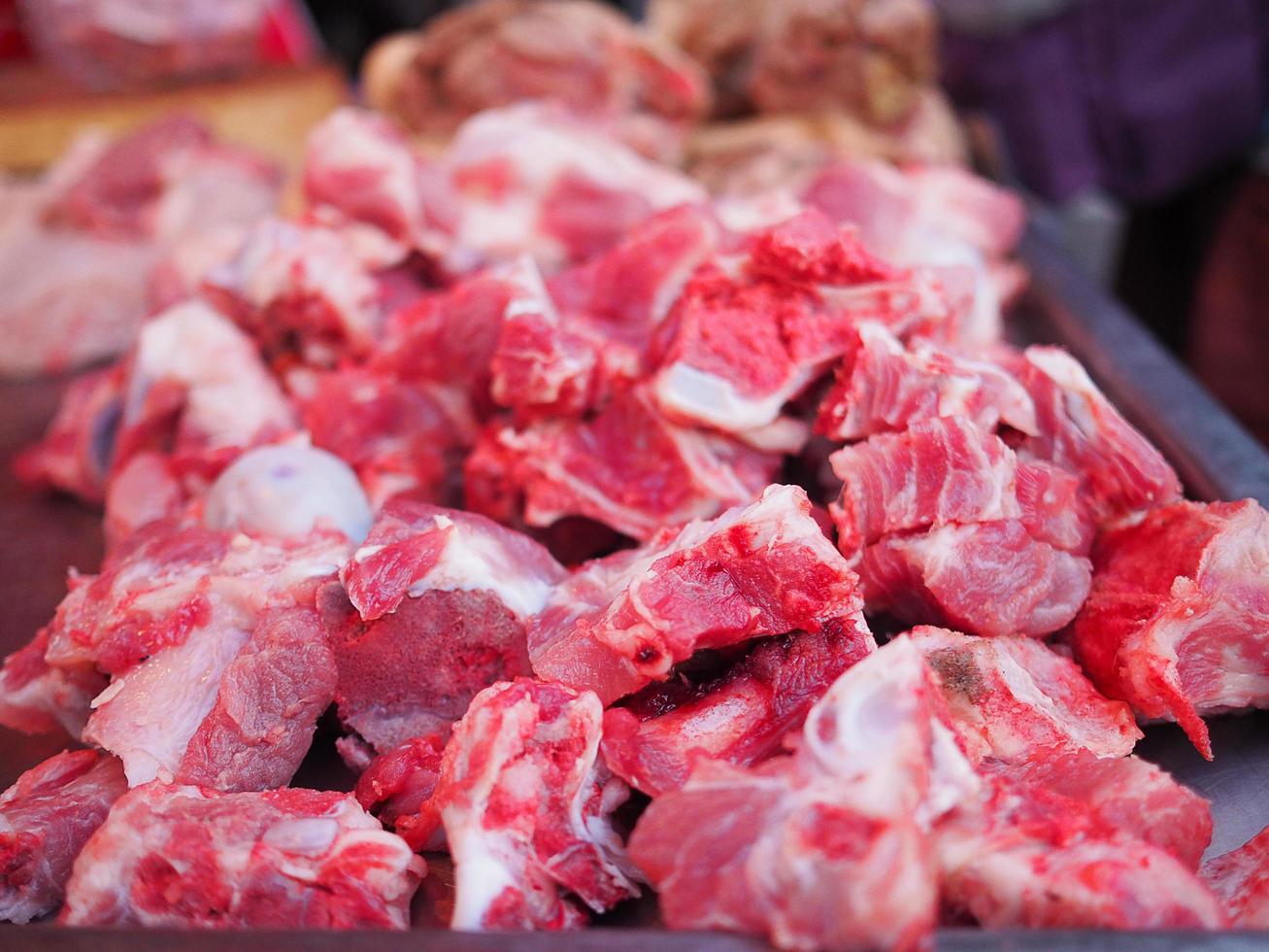 frischer Schweineknochen zum Verkauf auf dem Frischmarkt foto