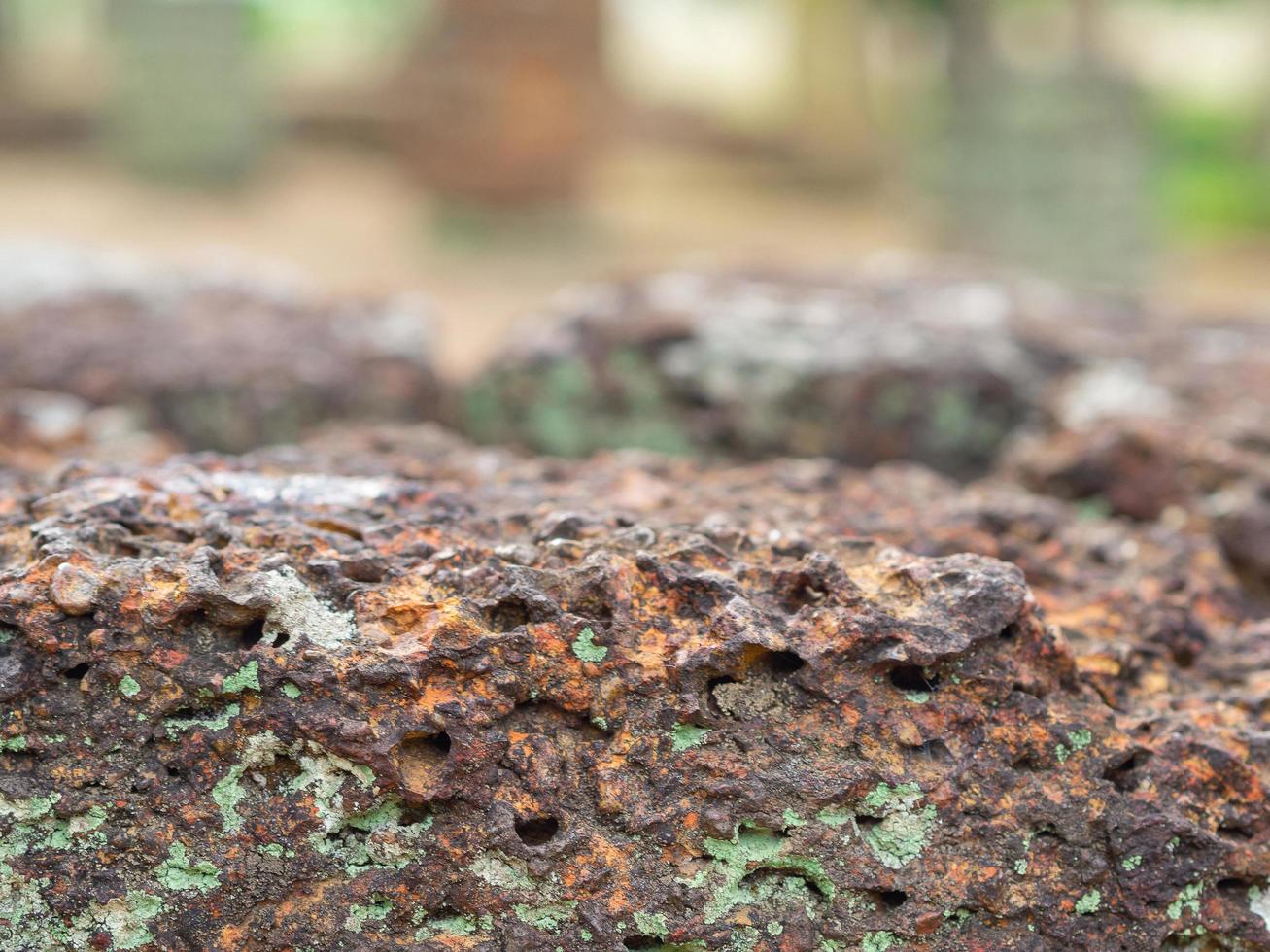 nahaufnahme der rauen textur des lateritsteins foto