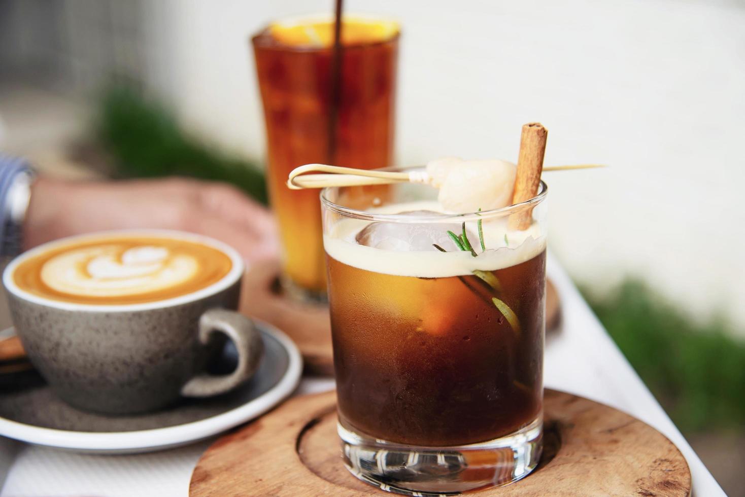 leute servieren schöne frische entspannen morgens kaffeetasse set - leute mit kaffeeset hintergrundkonzept foto