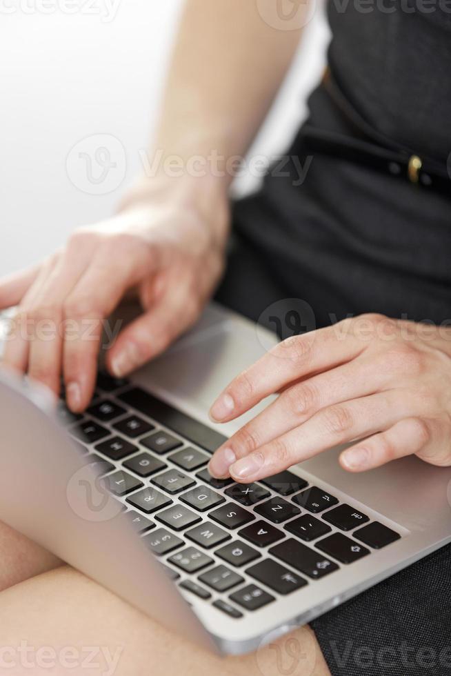 Frau tippt auf der Tastatur foto