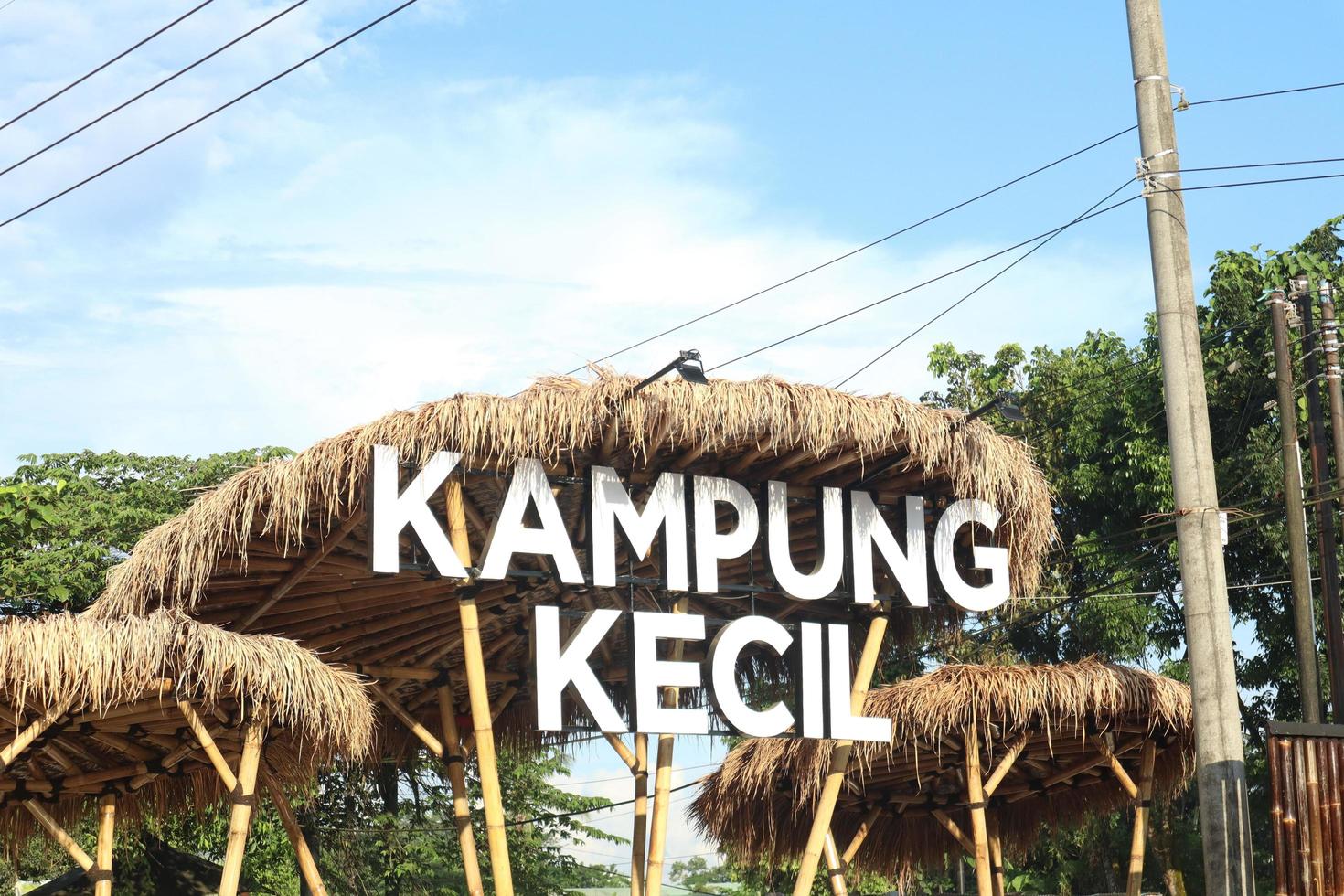 Ein kulinarischer Touristenort mit ländlichem Thema namens Kampung Kecil befindet sich in Samarinda, Ostkalimantan. Indonesien. 21. Juni 2022 foto