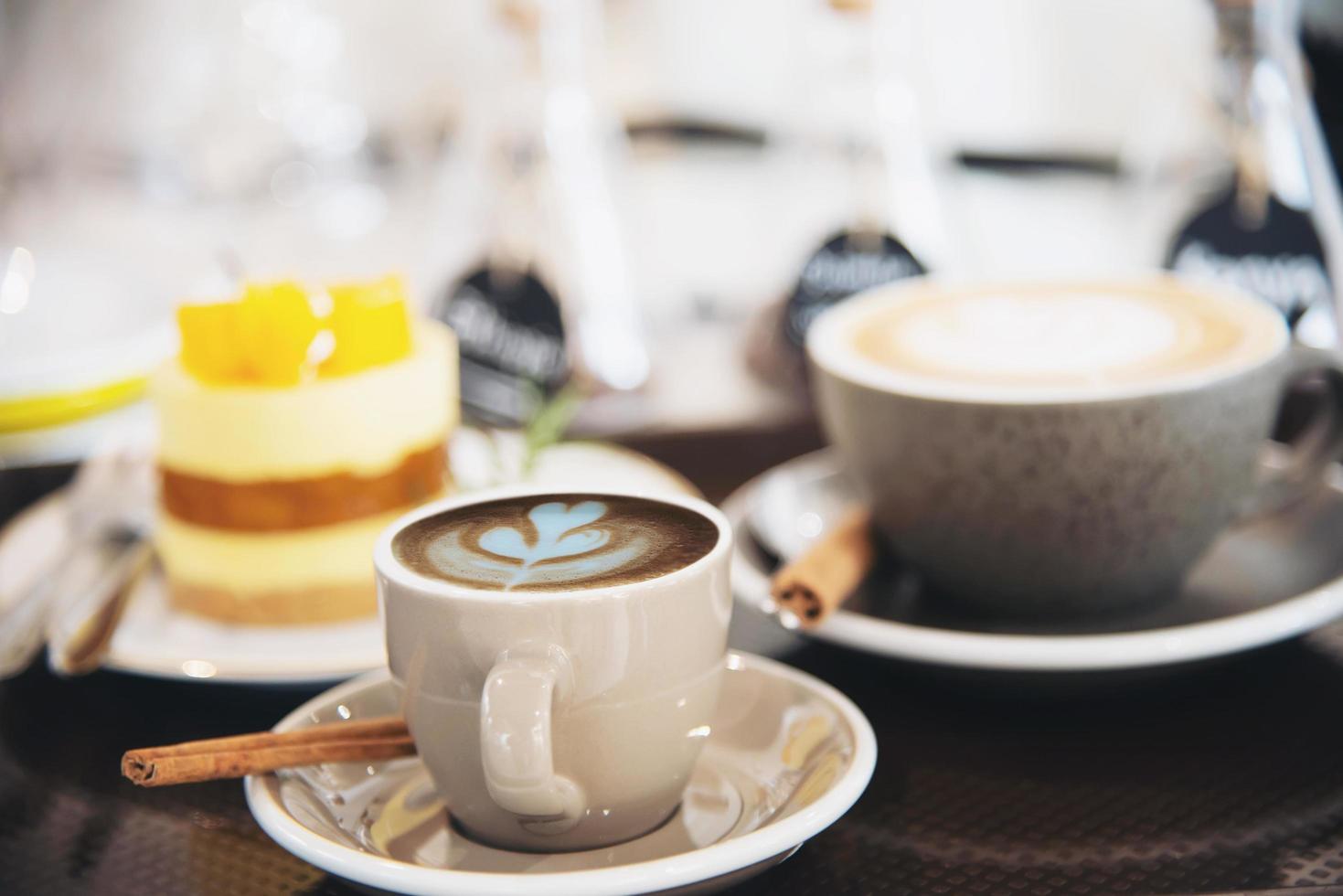 Schönes frisches Entspannungs-Morgenkaffeetassenset - Kaffeeset-Hintergrundkonzept foto