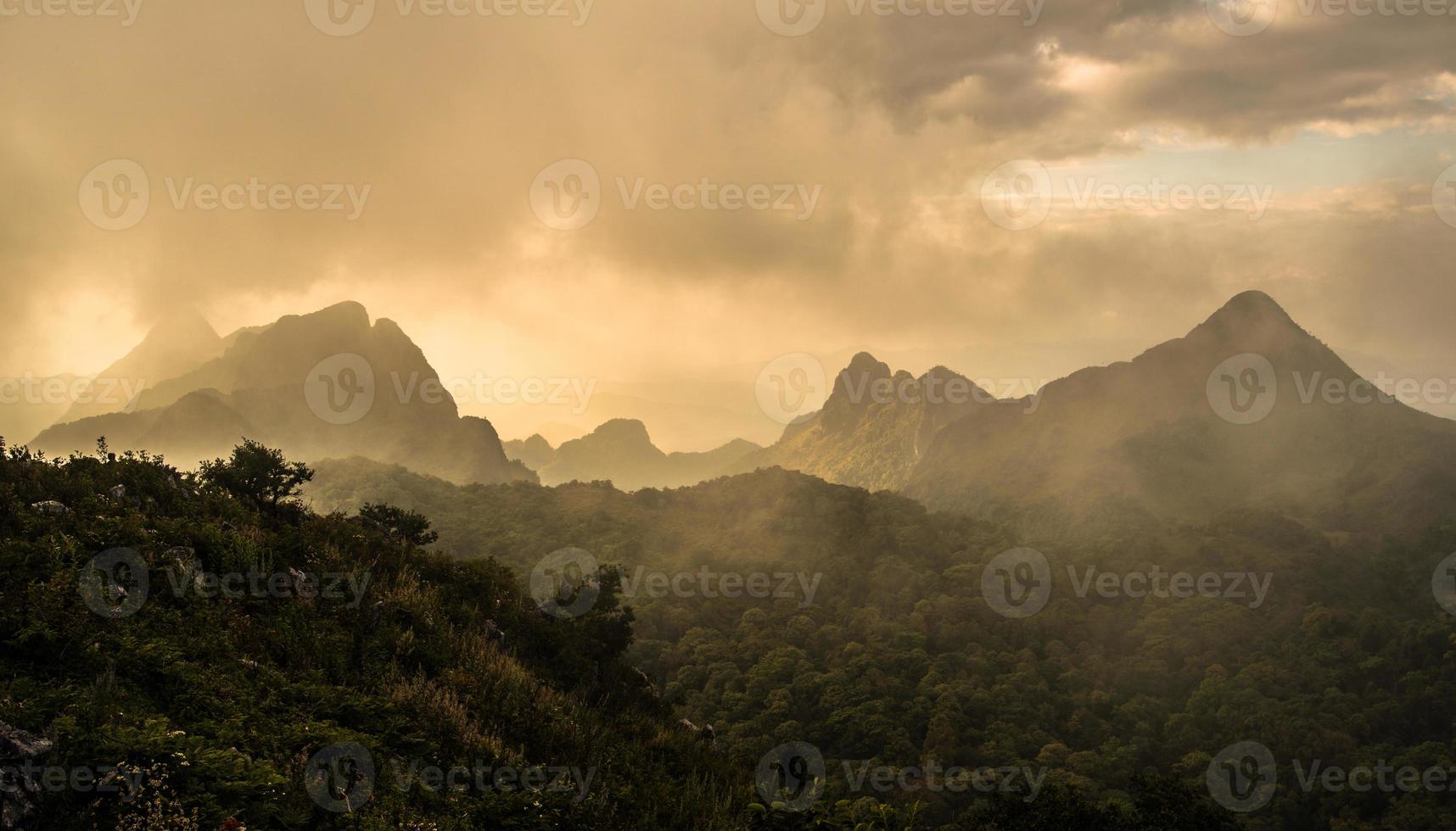 Panoramablick auf die chiang dao-bergkette in chiang mai, der nördlichen region thailands. doi luang chiang dao, bekannt als der letzte zahn des himalaya, erhebt sich majestätisch. foto