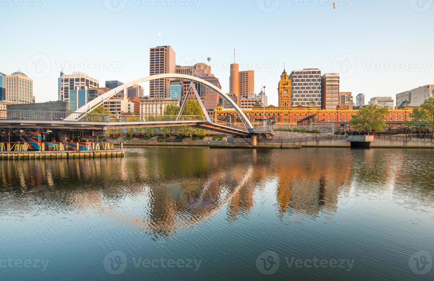 die landschaftsansicht des stadtbildes von melbourne am morgen. melbourne die lebenswerteste stadt der welt im staat victoria in australien. foto