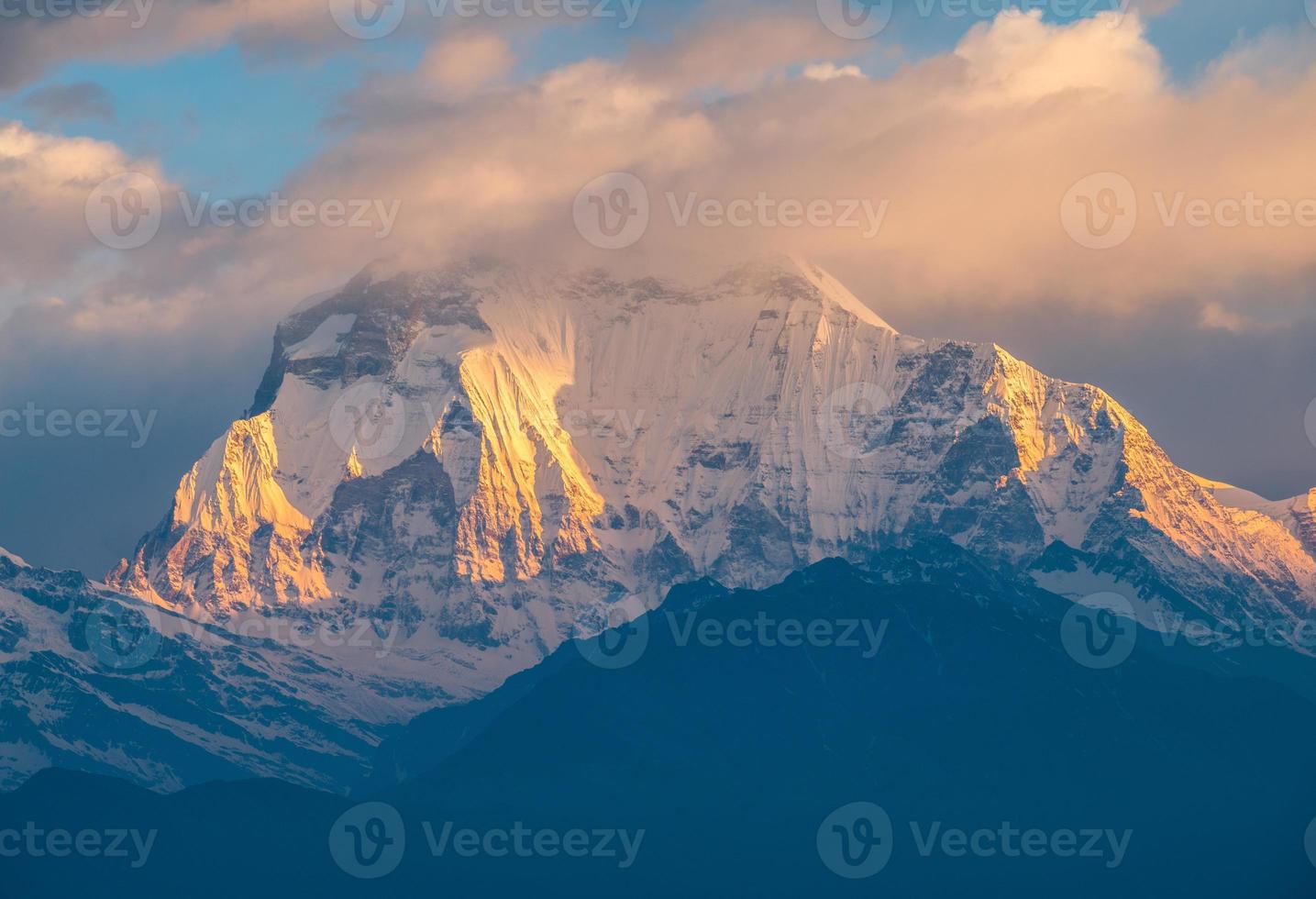 Dhaulagiri 8.167 Meter der siebthöchste Berg der Welt mit Blick auf den morgendlichen Sonnenaufgang von der Spitze des Poon Hill. foto