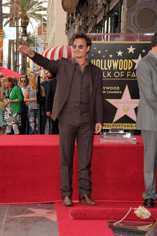 los angeles, 24. juni - johnny depp am jerry bruckheimer star auf dem hollywood walk of fame im el capitan theater am 24. juni 2013 in los angeles, ca foto
