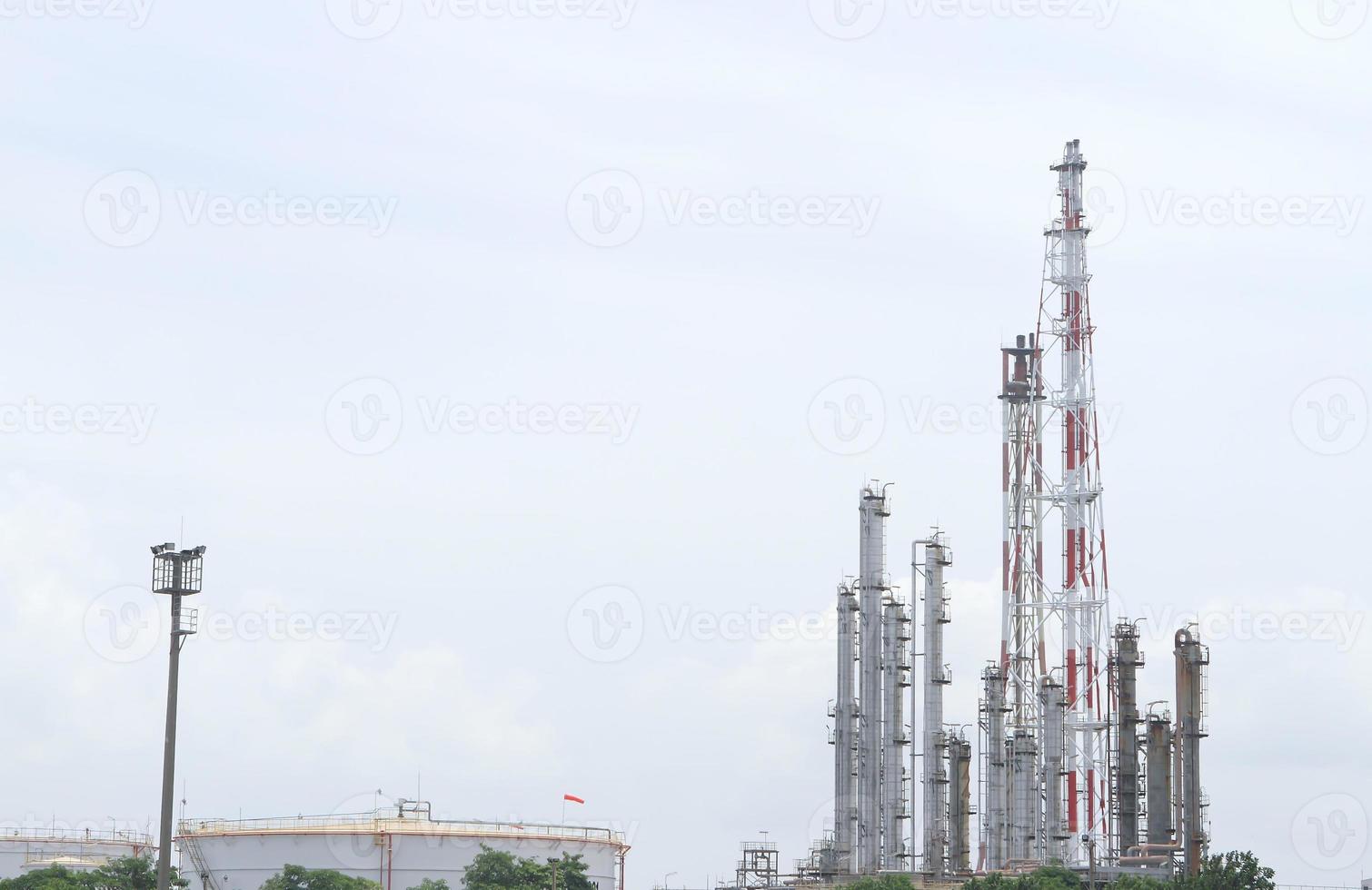 Öl- und Gasraffinerieanlage mit Destillationskolonne und Tank foto