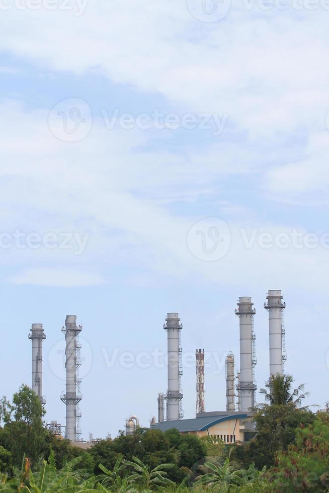 Öl- und Gasraffinerieanlage mit Destillationskolonne und Tank foto