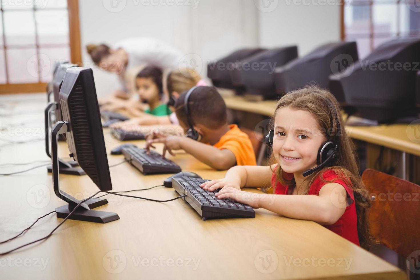 Schüler, die Computer im Klassenzimmer benutzen foto