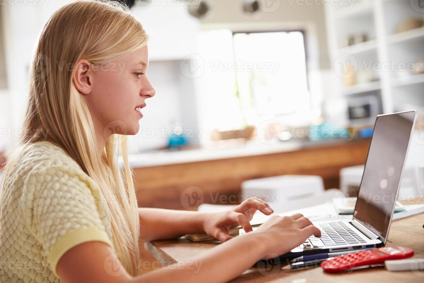 Mädchen mit Laptop-Computer zu Hause foto