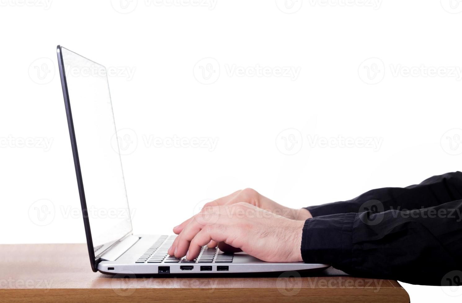 Männerfinger auf der Tastatur des Laptops foto