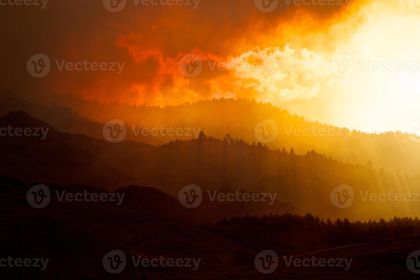 rauchbedeckte Hügel und Feuer foto