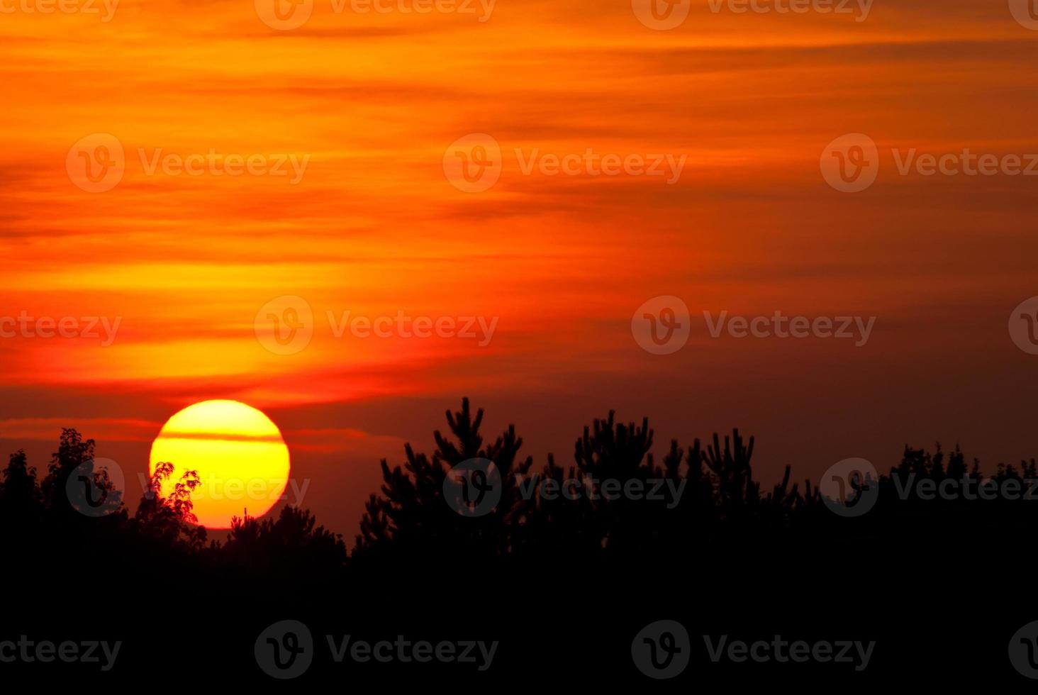 Sonnenuntergang in einem rauchigen westlichen Himmel foto