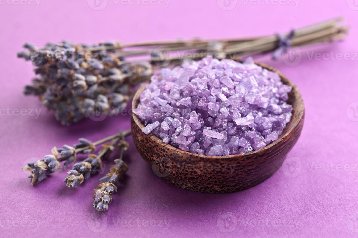 Meersalz und getrockneter Lavendel foto