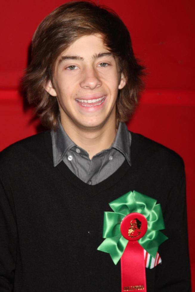 los angeles, nov 28 - jimmy bennett kommt bei der hollywood christmas parade 2010 am hollywood boulevard am 28. november 2010 in los angeles, ca foto