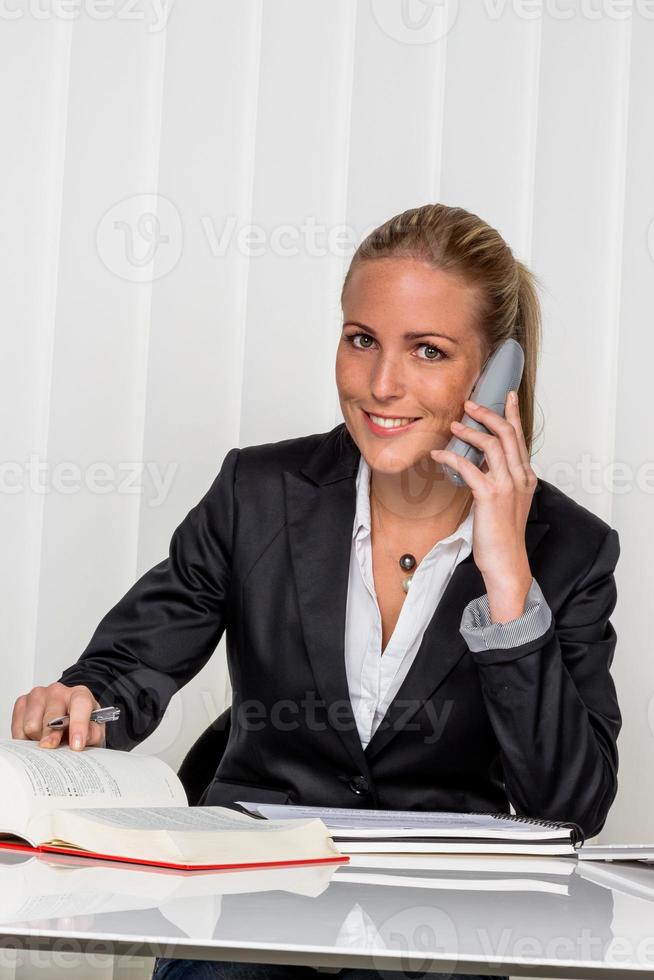 Geschäftsfrau im Büro foto