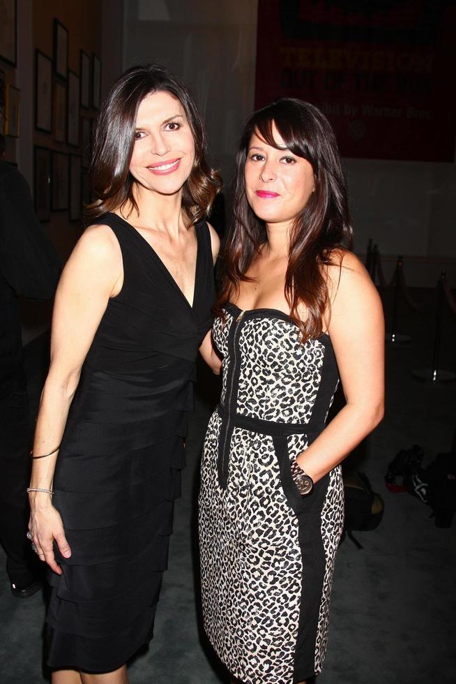 los angeles, 12. april - finola hughes, kimberly mccullough kommt im allgemeinen krankenhaus an, feiert 50 jahre paley im paley center for media am 12. april 2013 in beverly hills, ca foto